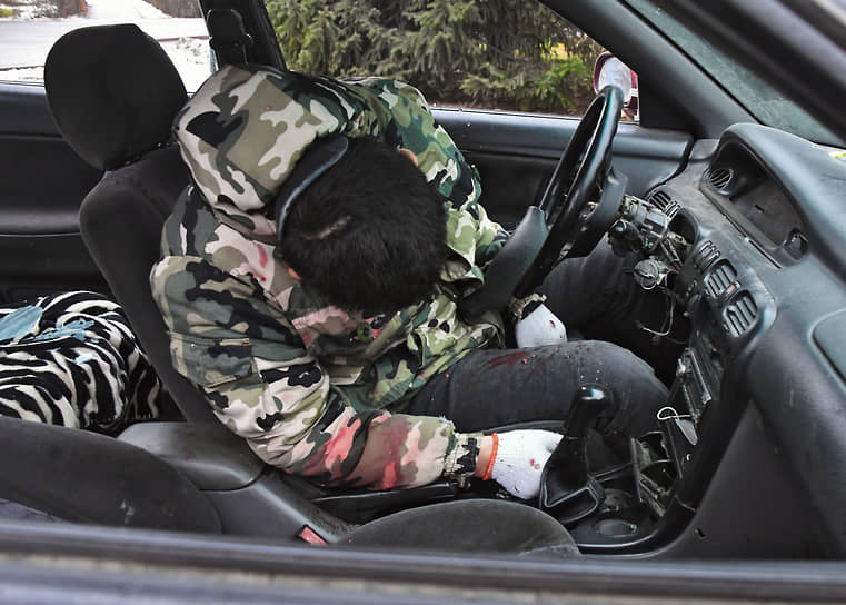 Убитый водитель автомобиля в камуфляжной форме