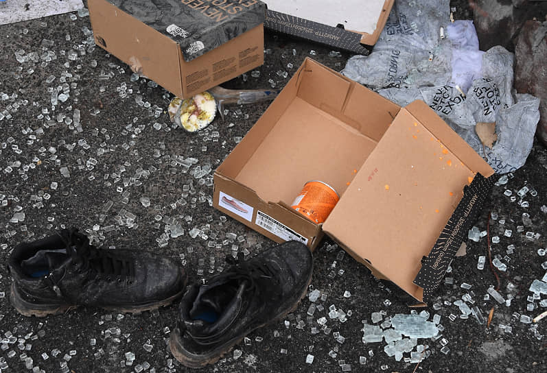 Разбросанные коробки из под обуви на улице города