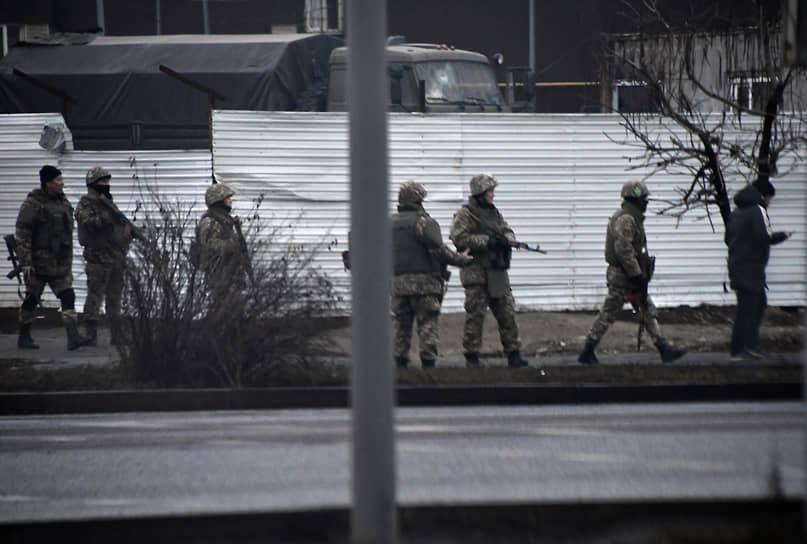 Военнослужащие с оружием на улицах Алматы 