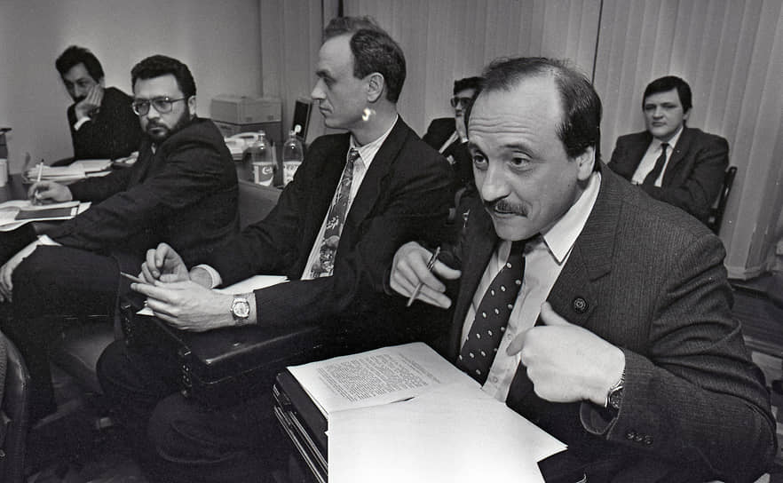 Председатель Российской товарно-сырьевой биржи Алексей Власов (справа) во время заседания