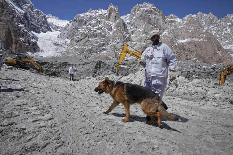 7 апреля 2012 года лавина, вызванная снежной бурей, сошла с ледника Сиачен в Пакистане. Она обрушилась на пограничную военную базу Гаяри. Погибли все 138 солдат, служивших на базе