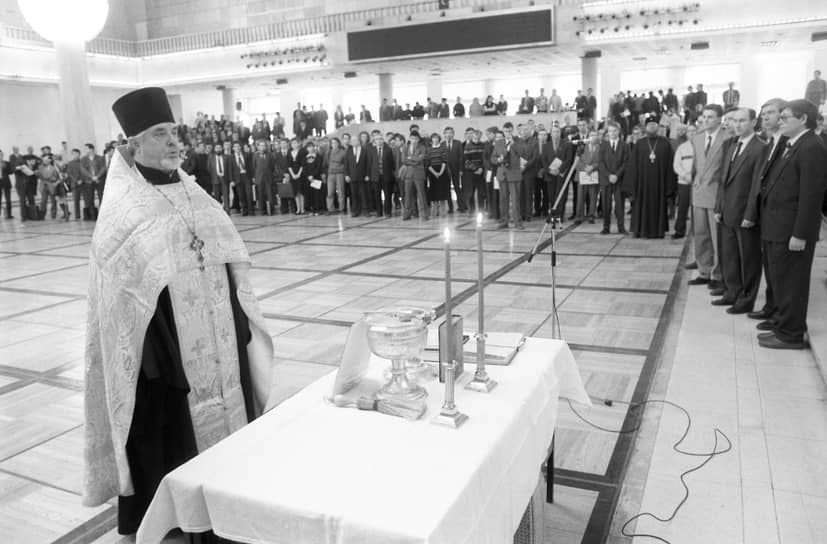 Совершение молитвы перед открытием Тюменско-московской биржи «Гермес»