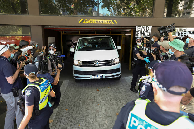 Автомобиль, выезжающий из отеля Мельбурна, в котором находился сербский теннисист Новак Джокович