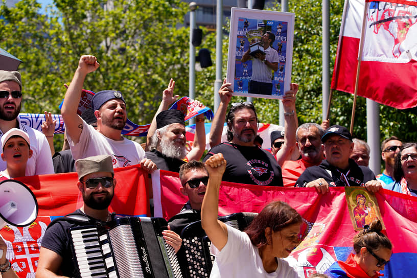 Митинг в поддержку сербского теннисиста Новака Джоковича перед Федеральным окружным судом Мельбурна
