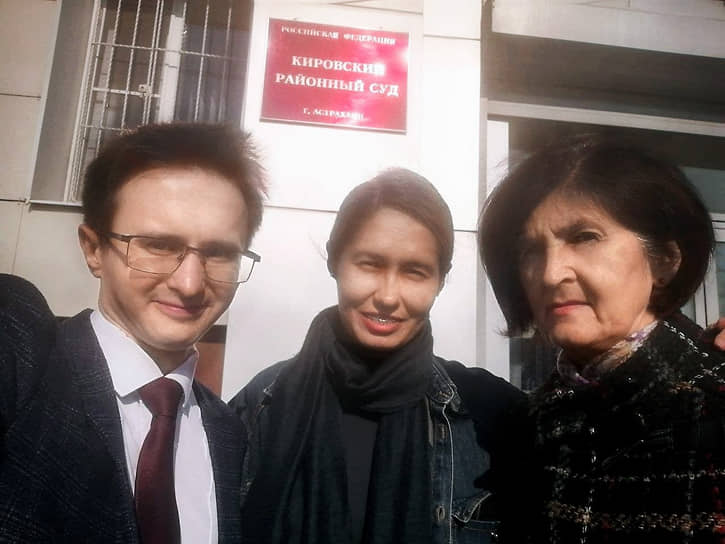 Слева направо: Виталий Исаков, Люция Айсаева и вдова врача Артура Айсаева Любовь Айсаева