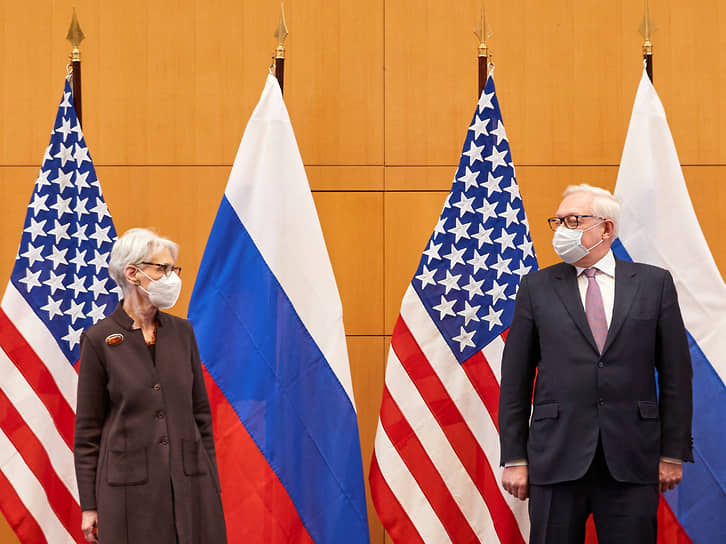 Первый замгоссекретаря США Уэнди Шерман и заместитель главы МИД РФ Сергей Рябков на переговорах в Женеве