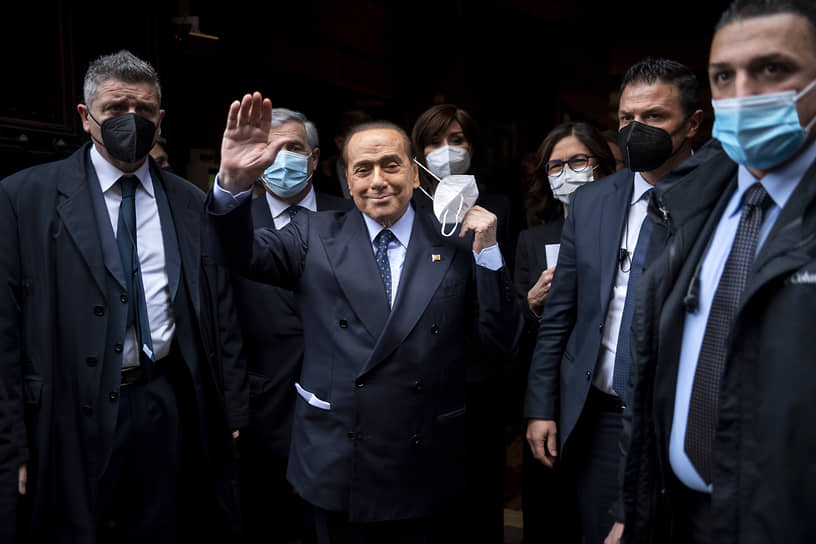 85-летний экс-премьер Сильвио Берлускони (в центре) может снова оказаться на Олимпе итальянской политики