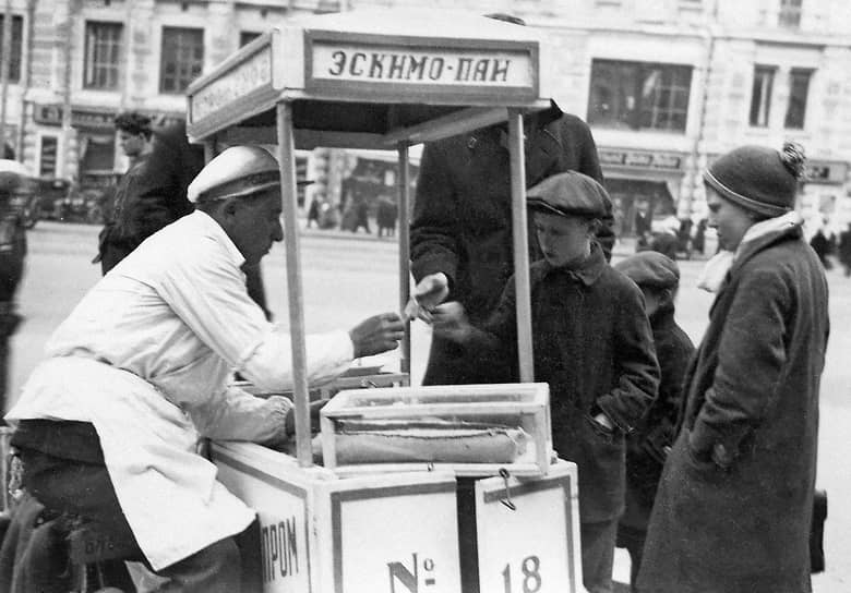 В СССР мороженое «эскимо-пай» начали изготавливать и продавать в 1932 году. Вторая часть названия скоро отпала