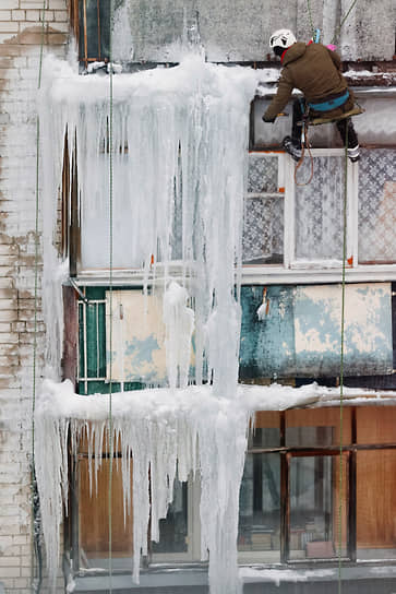 Нижний Новгород. Промышленный альпинист чистит жилой дом от снега и льда
