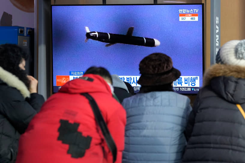Сеул, Южная Корея. Телезрители смотрят на запуск северокорейской ракеты