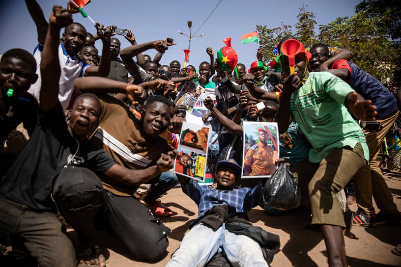 Уагадугу, Буркина-Фасо. Митинг в поддержку нового военного режима