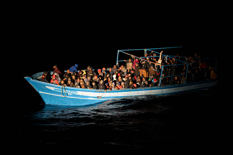 Лампедуза, Италия. Мигранты ждут спасения у побережья