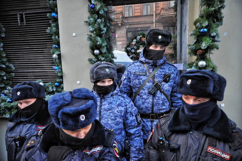 Санкт-Петербург, Россия. Сотрудники полиции охраняют опечатанный вход в закрытый ресторан