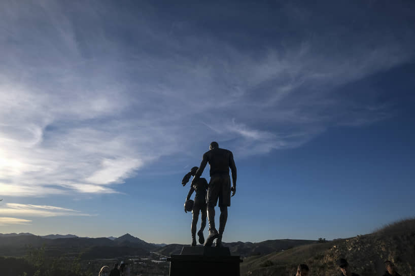 Калабасас, США. Скульптура в честь баскетболиста Коби Брайанта и его дочери, погибших при крушении вертолета в январе 2020 года