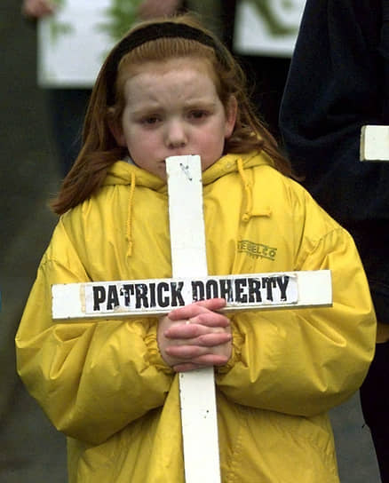 Эмма Макгреллис держит крест, на котором написано имя ее дедушки