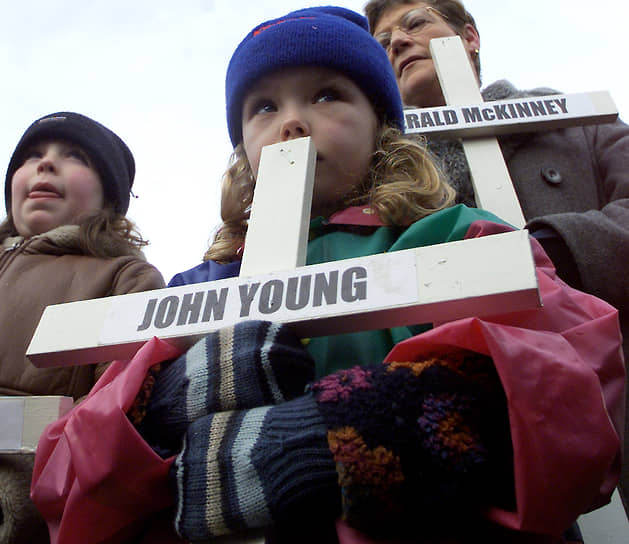 Шестилетняя Энни Уорд на траурной церемонии в день 30-летней годовщины Кровавого воскресенья. На кресте написано имя ее убитого родственника