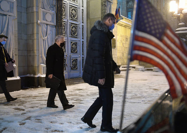 Посол США в России Джон Салливан покидает здание МИД России