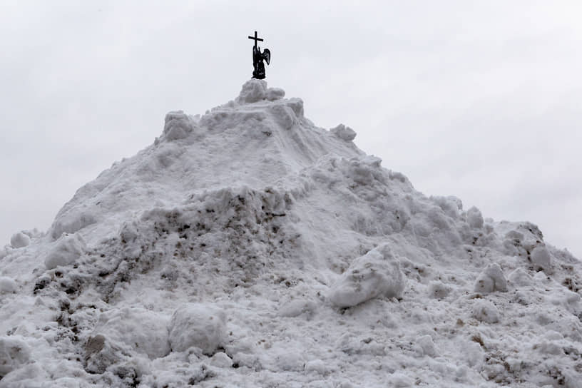 Санкт-Петербург. Снежный сугроб на Дворцовой площади
