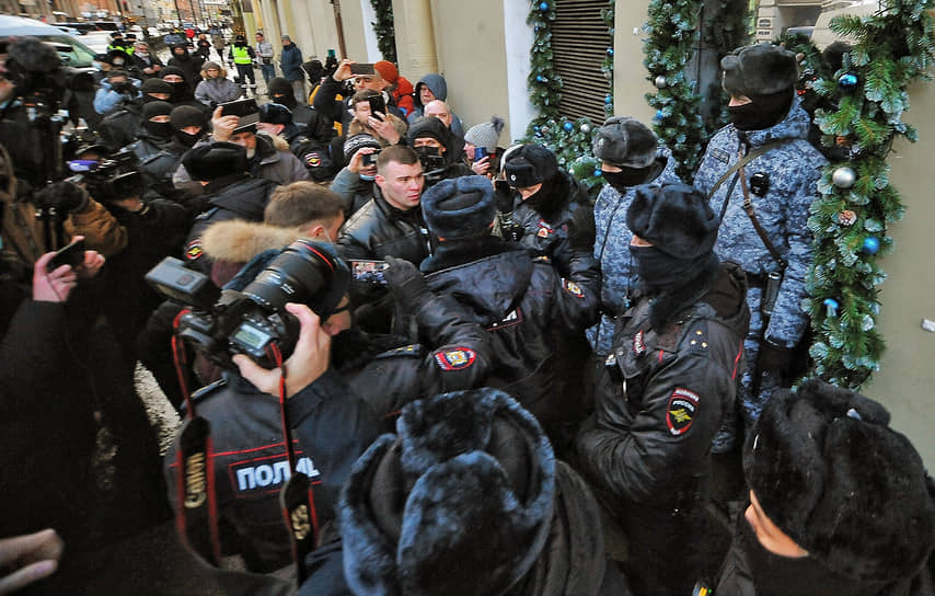 Санкт-Петербург. Сотрудники полиции, журналисты и участники акции против QR-кодов возле опечатанного входа в закрытый ресторан