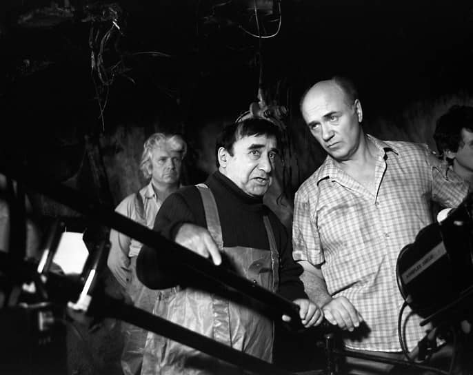 Леонид Куравлев (справа) и режиссер Степан Пучинян на съемочной площадке фильма «Гангстеры в океане», 1990 год