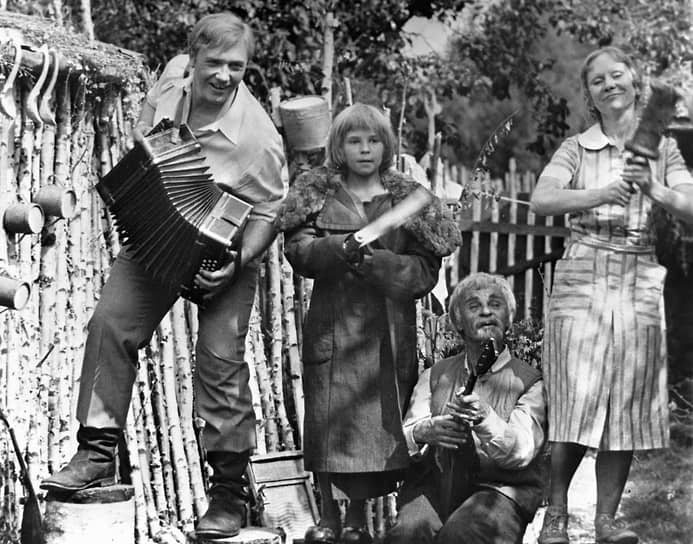 Слева направо: актеры Леонид Куравлев, Елена Кищик, Борис Сабуров, Елизавета Никищихина в кинофильме «Шла собака по роялю», 1979 год