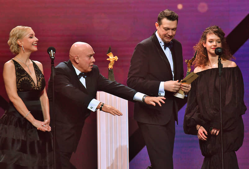 Слева направо: актеры Марина Зудина, Виктор Сухоруков и генеральный продюсер компании CGF Александр Горохов на церемонии вручения кинопремии «Золотой Орел»