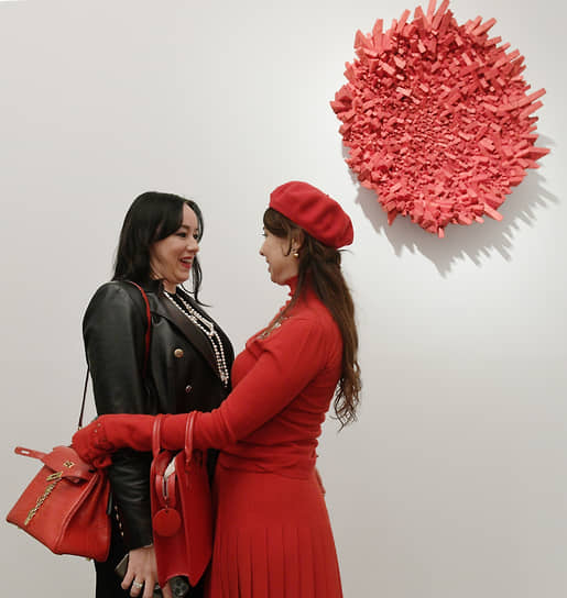 Модельер Елена Ленская (слева) на церемонии открытия выставки южнокорейского художника Кван Йонг Чана 