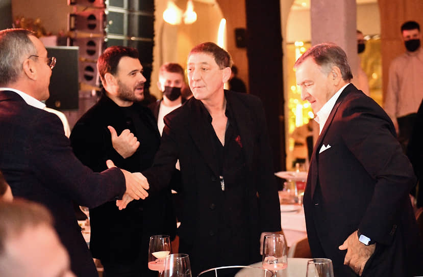Справа налево: президент Crocus Group Арас Агаларов, певец Григорий Лепс и певец Эмин Агаларов на церемонии открытия ресторана Peach