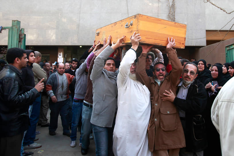 По делу о драке на стадионе египетская полиция почти сразу задержала 47 человек. Однако в дальнейшем число обвиняемых увеличилось до 74. Среди них — девять полицейских и два должностных лица «Аль-Масри». В январе 2013 года суд приговорил 21 фигуранта дела к смертной казни&lt;br>
На фото: похороны погибших на стадионе