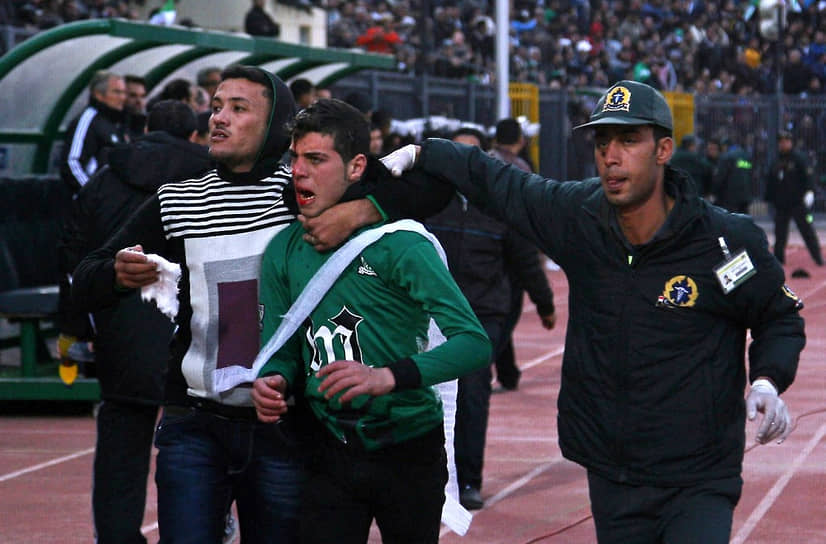 Несмотря на то, что на стадионе присутствовало более 500 спецназовцев, им не удалось сдержать разъяренных фанатов и предотвратить побоище. У нападавших были ножи и дубинки, в ход шла пиротехника. Люди погибали от ранений и в давке. Один из болельщиков умер на руках у футболистов «Аль-Ахли»