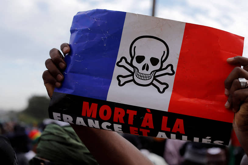 В Бамако прошли демонстрации против антималийских санкций (надпись на плакате: «Смерть Франции и ее союзникам»)