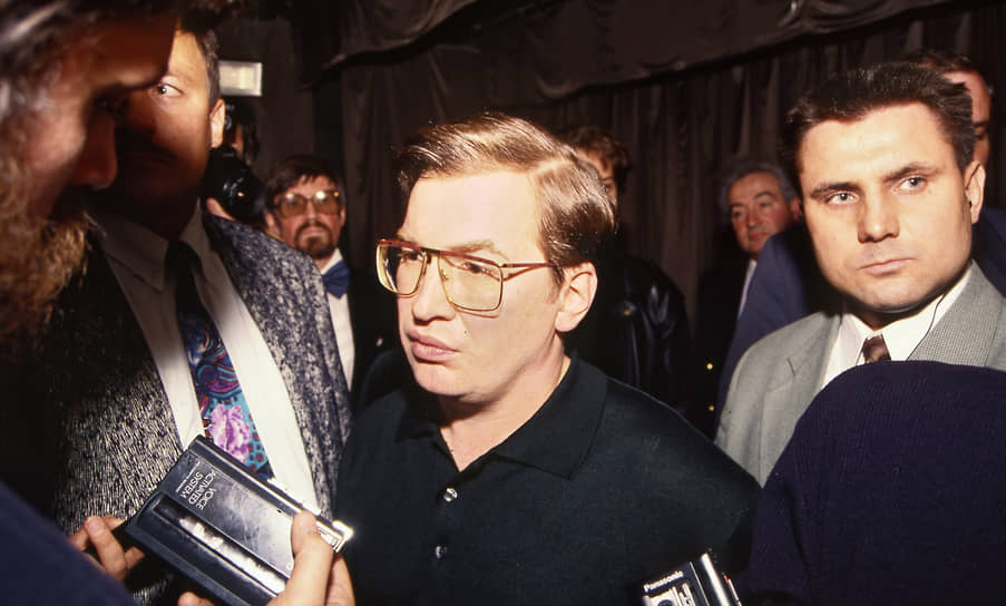 Президент финансовой пирамиды МММ Сергей Мавроди (в центре) во время пресс-конференции, 1994 год