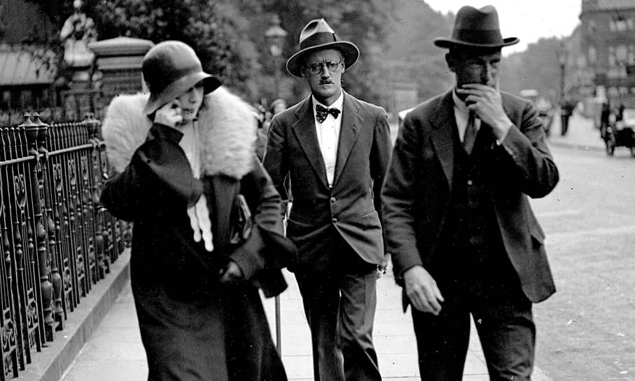 Нора Барнакл (слева), Джеймс Джойс (в центре) и их поверенный в Лондоне в день их свадьбы, 4 июля 1931 года, 1931 год