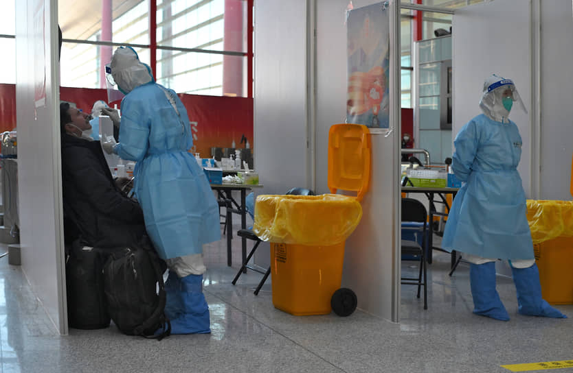 Тестирование на коронавирус в зале аэропорта