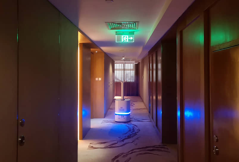 Робот дезинфицирует коридор в отеле  