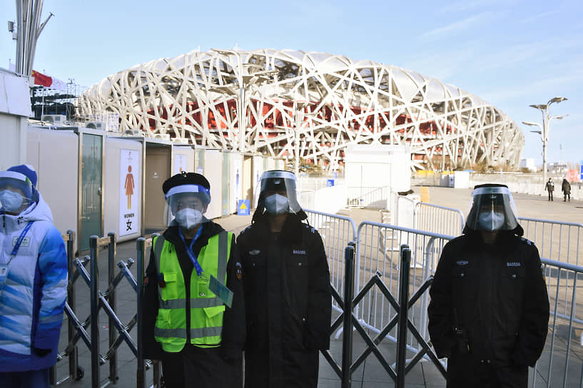 Сотрудники службы безопасности у стадиона «Птичье гнездо»