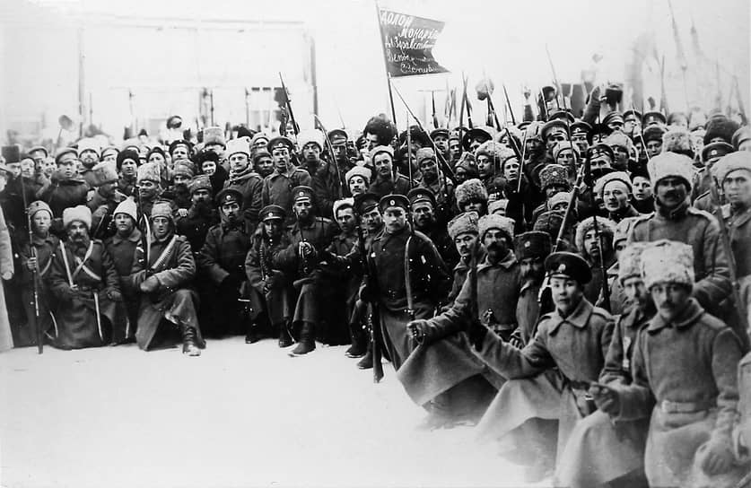 «Большинство частей,— докладывал 27 февраля 1917 года командующий войсками Петроградского военного округа генерал-лейтенант С. С. Хабалов,— одни за другими изменили своему долгу, отказываясь сражаться против мятежников. Другие части побратались с мятежниками»