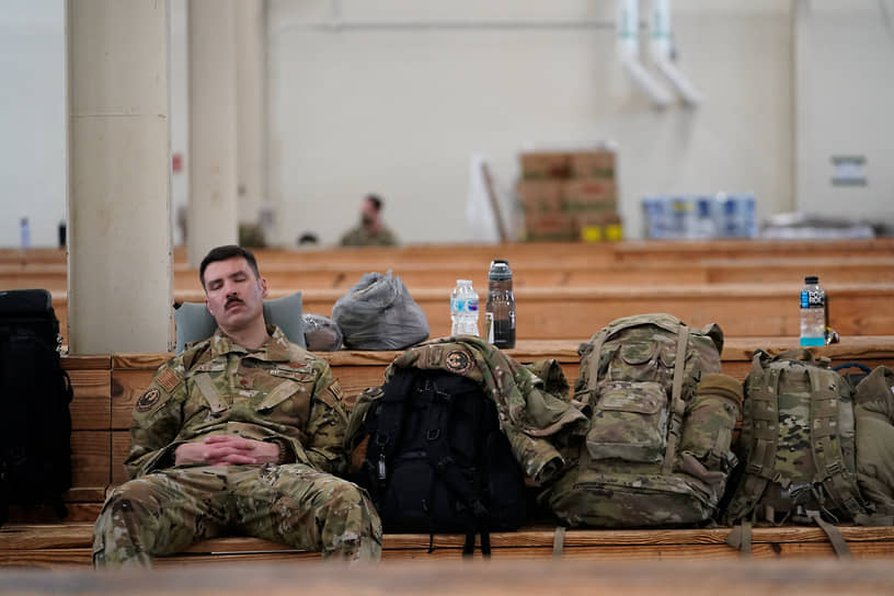 Американский военнослужащий ждет отправки в восточную Европу