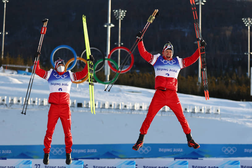 Александр Большунов (справа) и Денис Спицов рассчитались на первый-второй в скиатлоне
