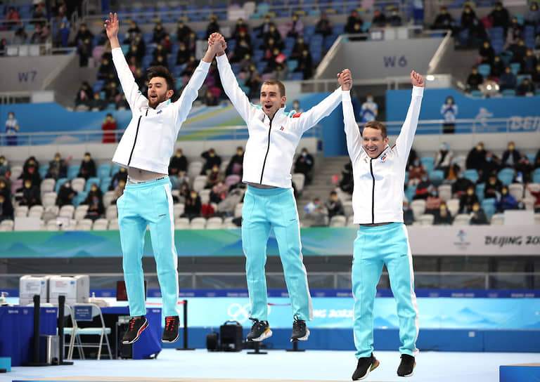 Серебро. Слева направо: Даниил Алдошкин, Сергей Трофимов и Руслан Захаров. Конькобежный спорт