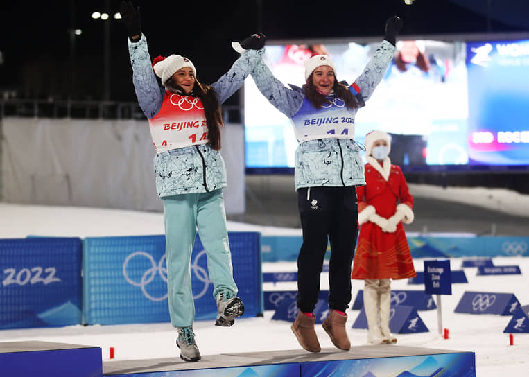 Бронза. Юлия Ступак (слева) и Наталья Непряева. Лыжные  гонки