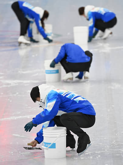 Сотрудники сервисной службы готовят лед к соревнованиям