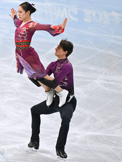 Мисато Комацубара и Тим Колето исполняют произвольную программу танцев на льду