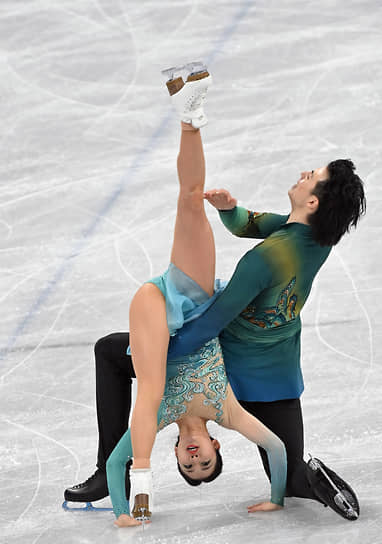 Китайские спортсмены Ван Шиюэ и Лю Синьюй выступают с произвольной программой танцев на льду