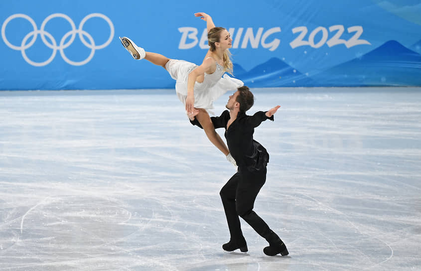 Виктория Синицина и Никита Кацалапов выступают с произвольной программой танцев на льду