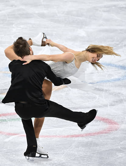 Российские спортсмены Виктория Синицина и Никита Кацалапов выступают с произвольной программой танцев на льду