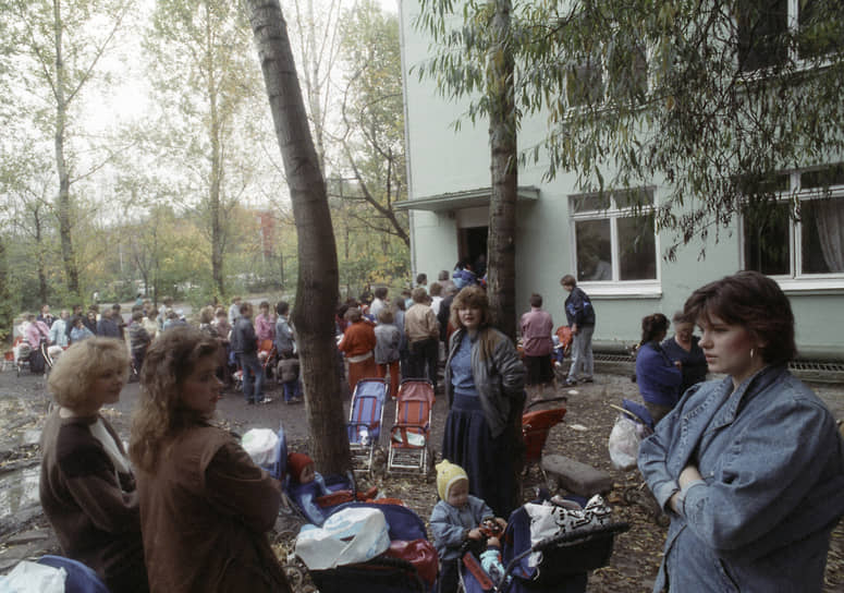 К августу 1993 года объем привезенных товаров превысил 7 тыс. тонн. Поставки охватили несколько десятков годов бывшего СССР
&lt;br>На фото: очередь в Москве за молоком, поступившим по линии гуманитарной помощи 
