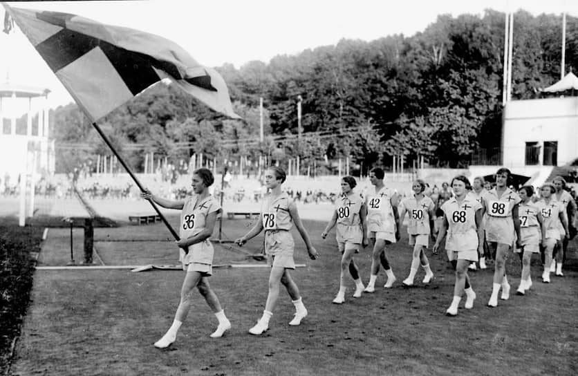 Сборная Швеции на церемонии открытия Всемирных Женских игр в Стокгольме. 1926 год