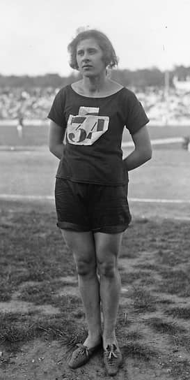 Мари Мейзликова II (Чехословакия), обладательница золотой (бег на 60 метров) и серебряной (бег на 100 ярдов) медалей парижской женской Олимпиады. Ей также принадлежали мировые рекорды в беге на 100 метров, прыжках в высоту и эстафете 4х100 метров (причем в рекордном забеге в эстафете вместе с ней участвовала ее полная тезка)