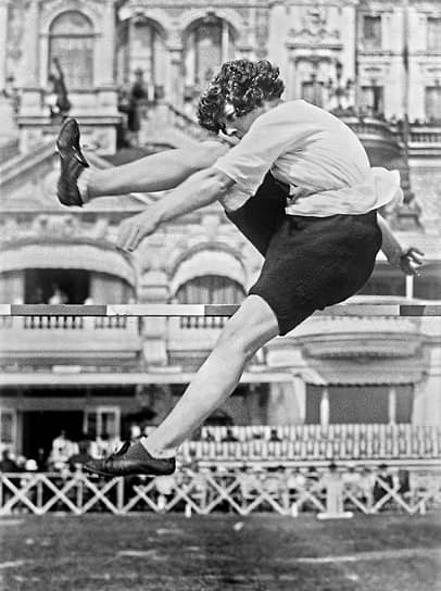 Хильда Мэй Хэтт (Великобритания) разделила в Париже первое место в прыжках в высоту с американкой Нэнси Вурхиз. Результат девушек — 1 метр 46 сантиметров